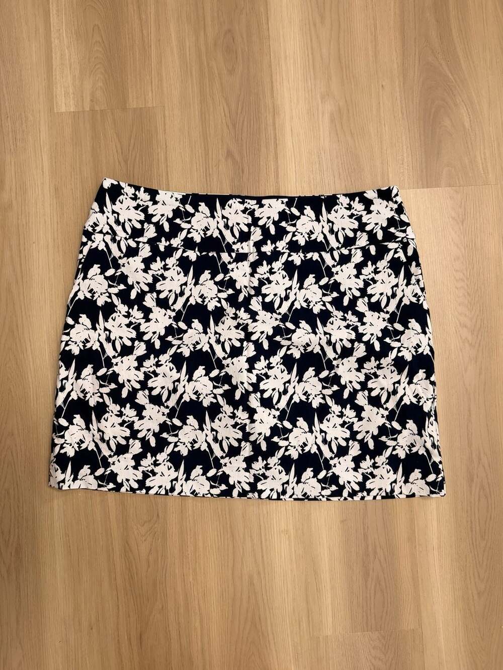Up! Pull-on Skort Size XL Navy White Floral Tummy Control